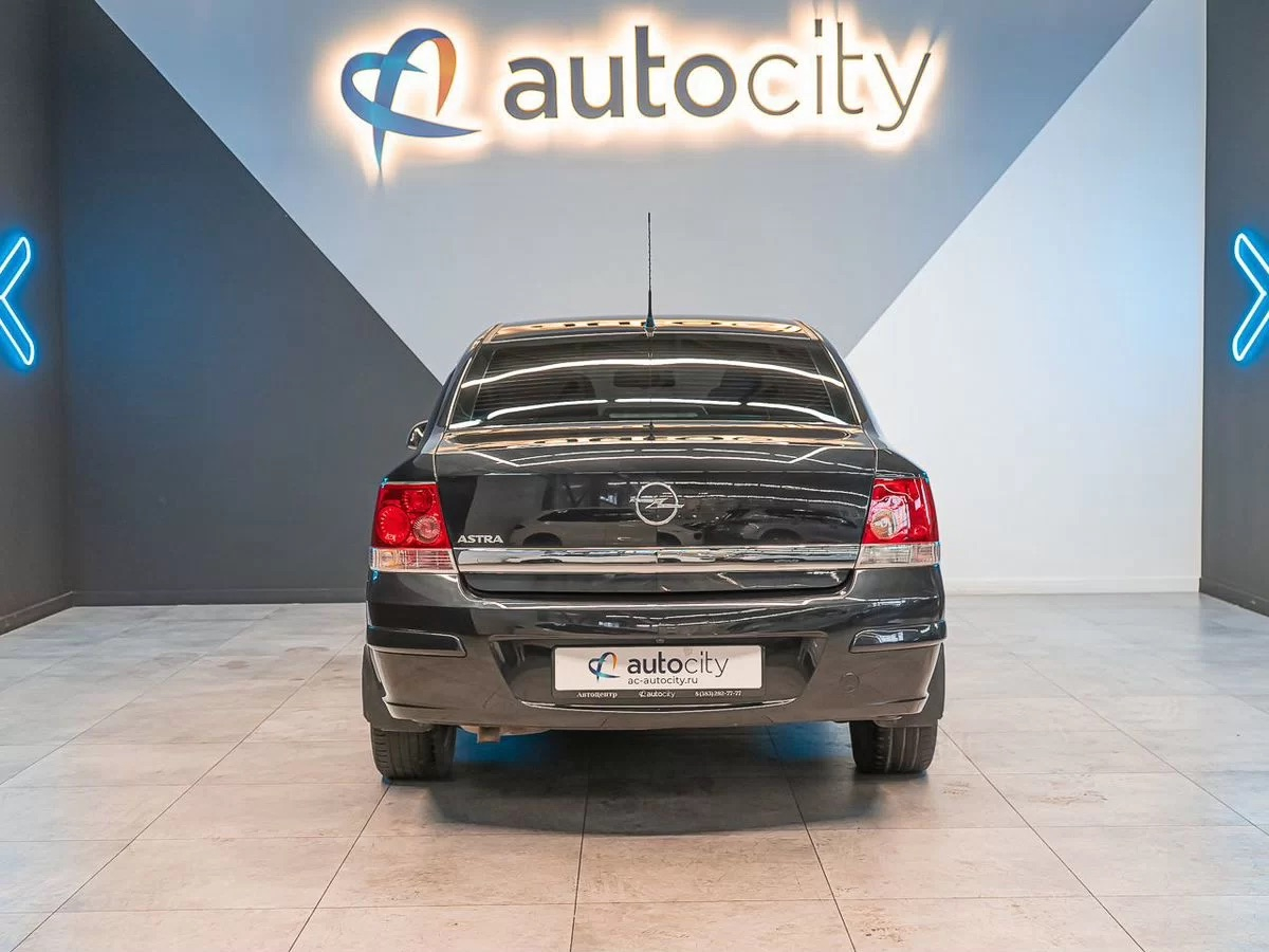 Opel Astra 2013, (Черный) с пробегом 144 346 км в Новосибирске